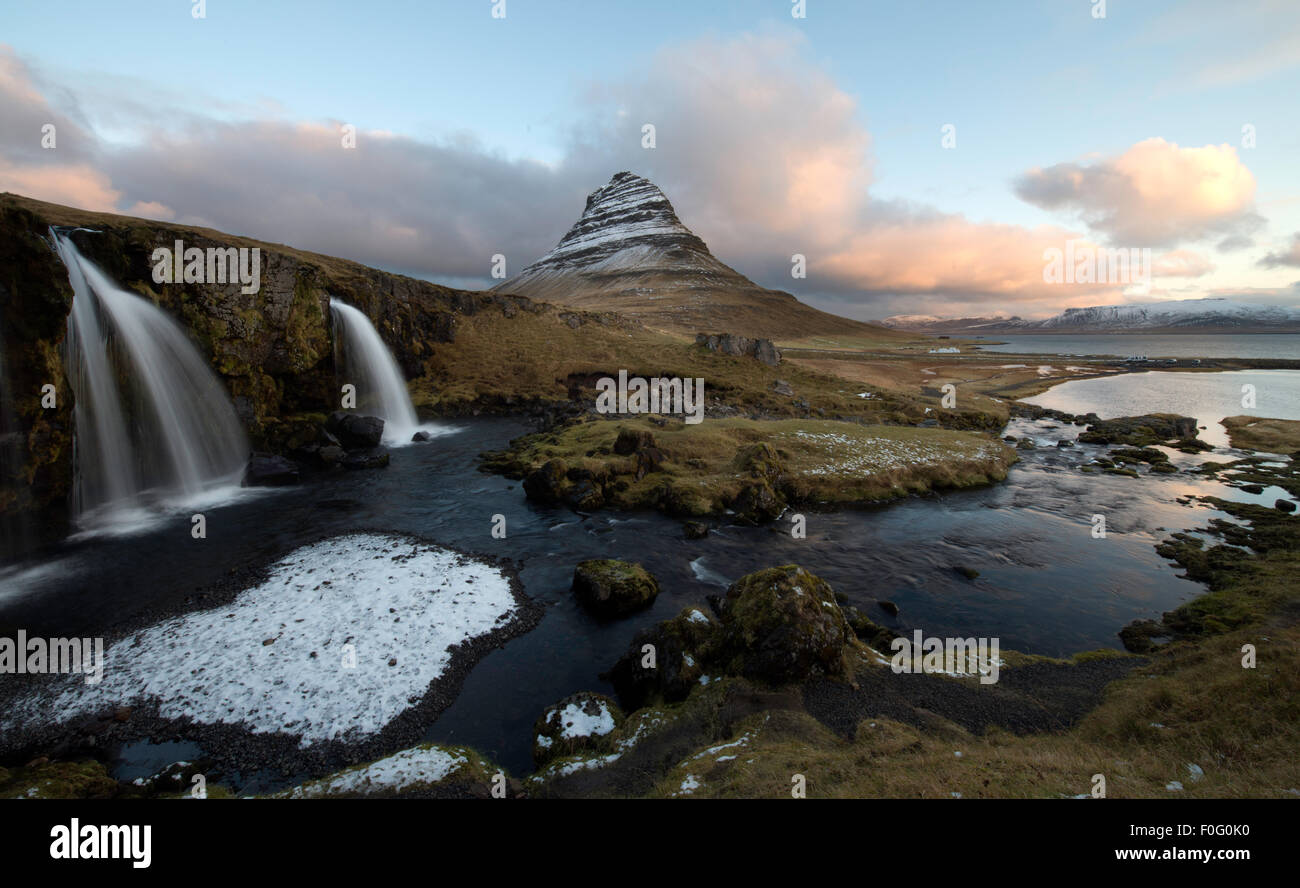 Kirkjufell Mountain et de cascades à l'aube au sud-ouest de l'Islande Banque D'Images