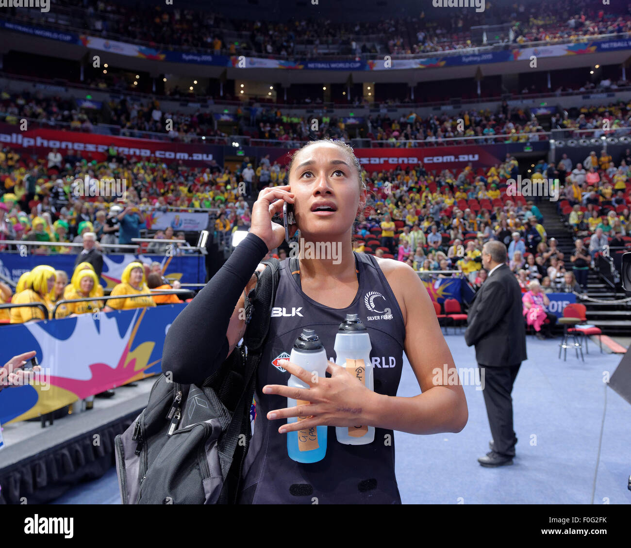 Sydney, Australie. Août 15, 2015. Nouvelle Zélande Silver Ferns star Maria Tutaia appelle un(e) ami(e) dans l'arène après la victoire sur l'Angleterre. Credit : MediaServicesAP/Alamy Live News Banque D'Images