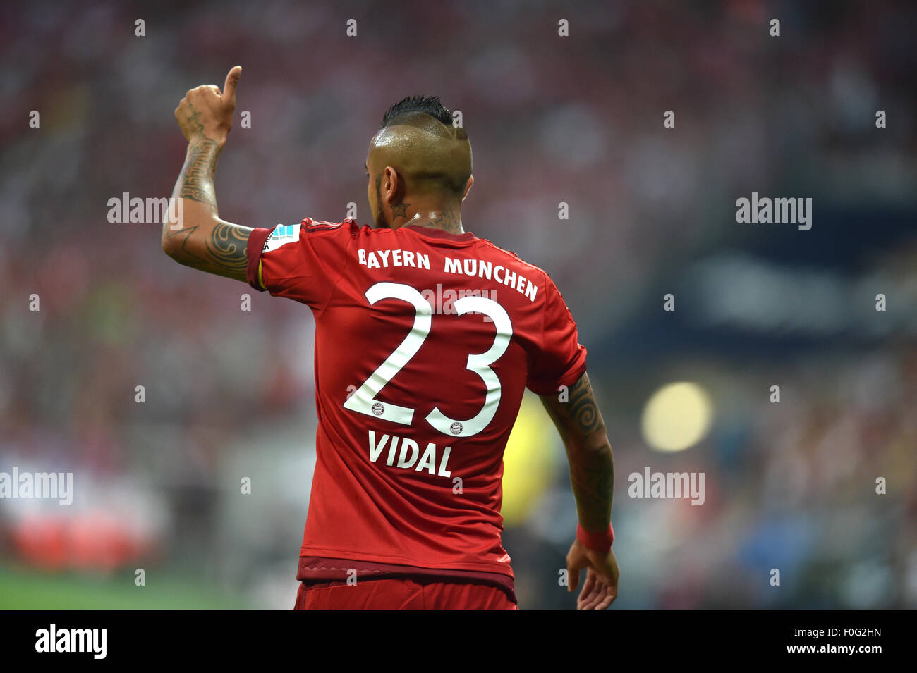 Munich, Allemagne. Août 14, 2015. Arturo Vidal de Munich au cours de gestes la Bundesliga match de football entre le Bayern Munich et Hambourg SV à l'Allianz Arena de Munich, Allemagne, 14 août 2015. Photo : PETER KNEFFEL/dpa/Alamy Live News Banque D'Images