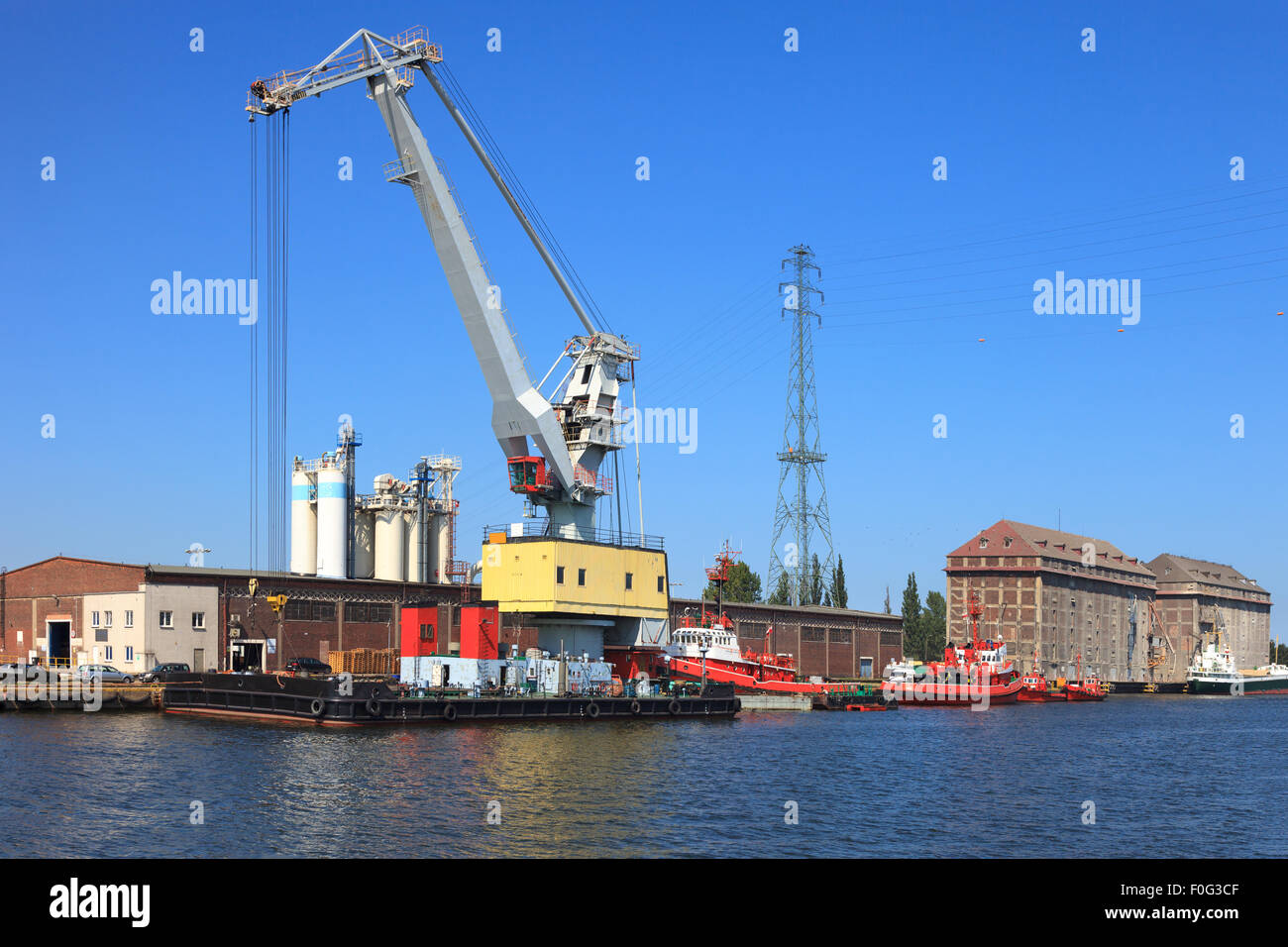 Grande grue flottante amarrée au quai de port de Gdansk, Pologne. Banque D'Images