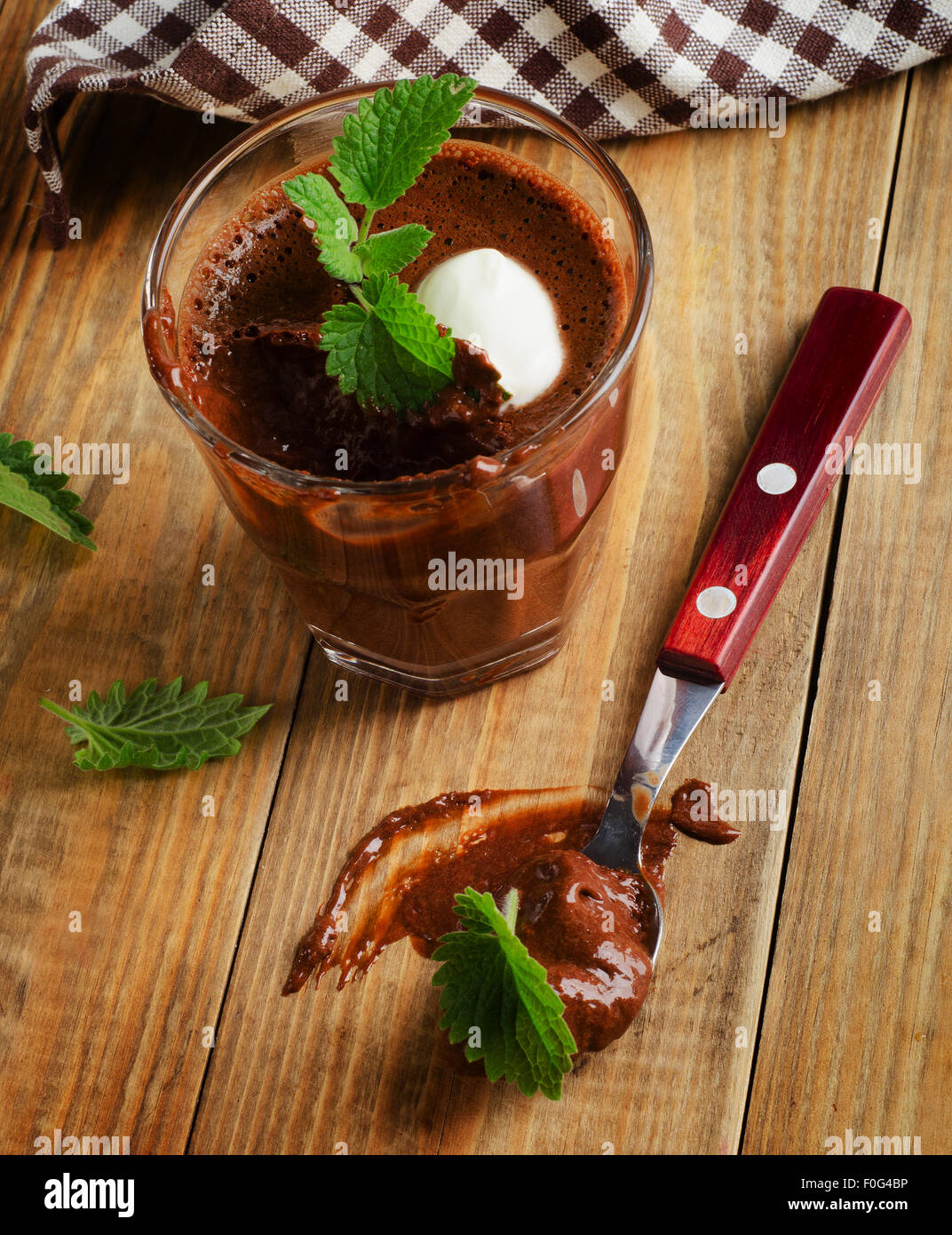 La Mousse au chocolat sur une table en bois rustique. Selective focus Banque D'Images