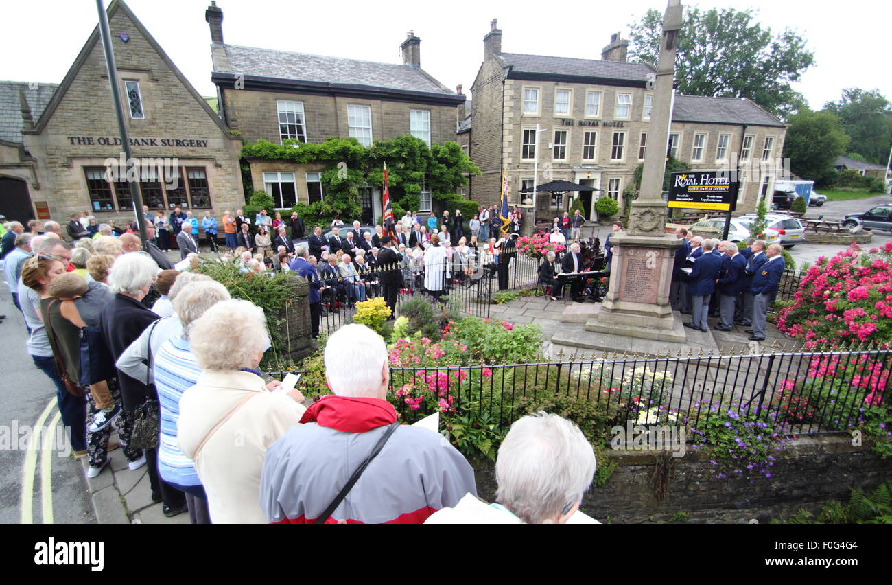 Le Hayfield, High Peak, Derbyshire, Royaume-Uni. 15 août 2015. La direction générale de la fauche Royal British Legion marque la victoire sur le Japon journée avec un service spécial d'action de grâce à Hayfield War Memorial dans ce centre de ce joli village de crête élevée sur la lisière du parc national de Peak District. Dirigée par l'aumônier de la Direction générale, le révérend Hilary Edgerton, le service a marqué le 70e anniversaire de la victoire sur les forces japonaises. Credit : Matthew Taylor/Alamy Live News Banque D'Images