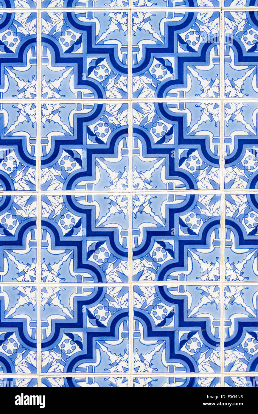 Close up of azulejos, carreaux portugais vernissée traditionnelle sur un mur extérieur de l'Algarve Banque D'Images