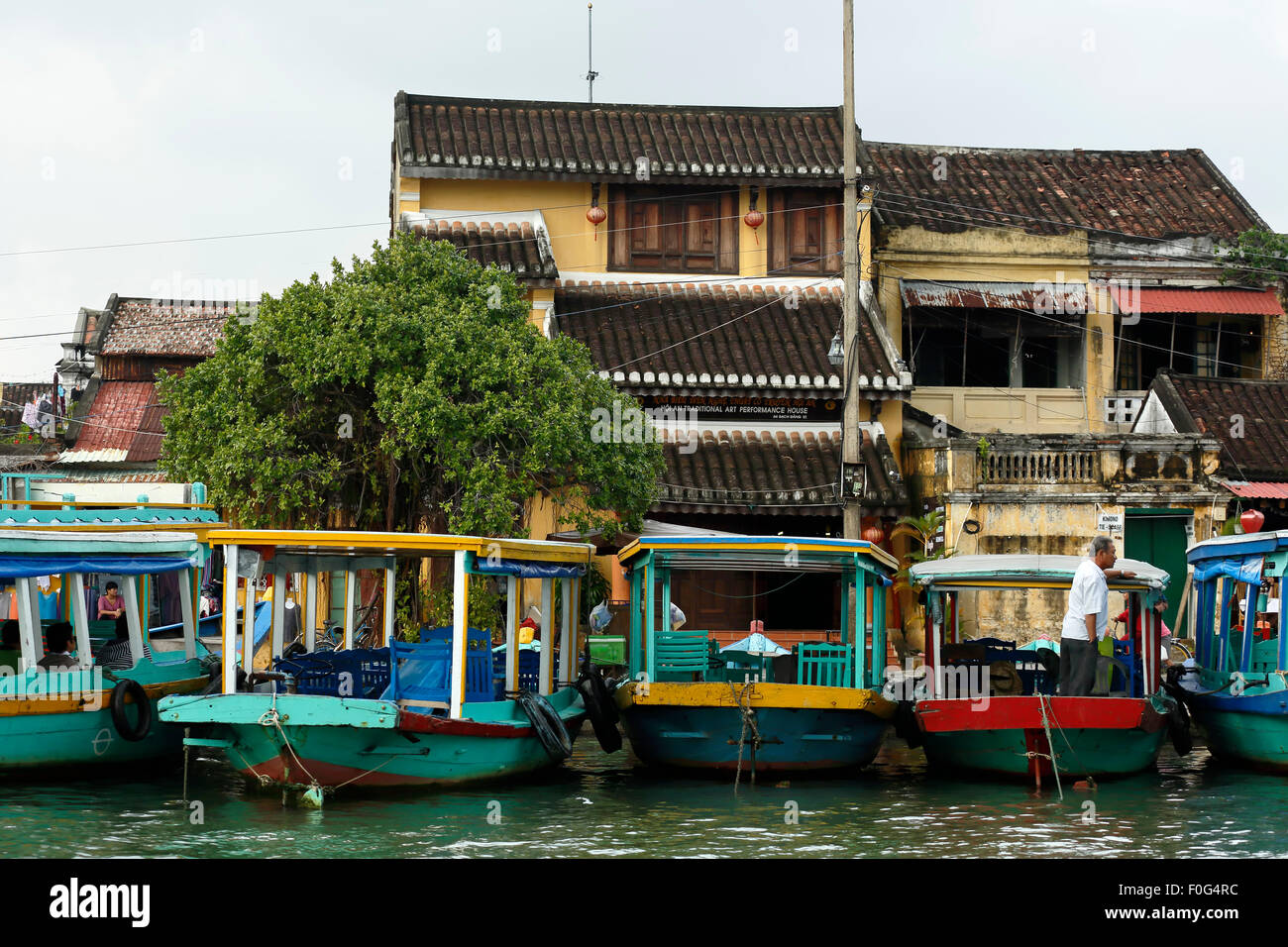 Maisons et bateaux sur la rivière Thu Bon, Hoi An, Vietnam Banque D'Images