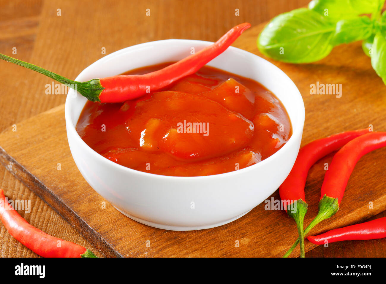 Sauce tomate au piment, l'ail et l'oignon Banque D'Images