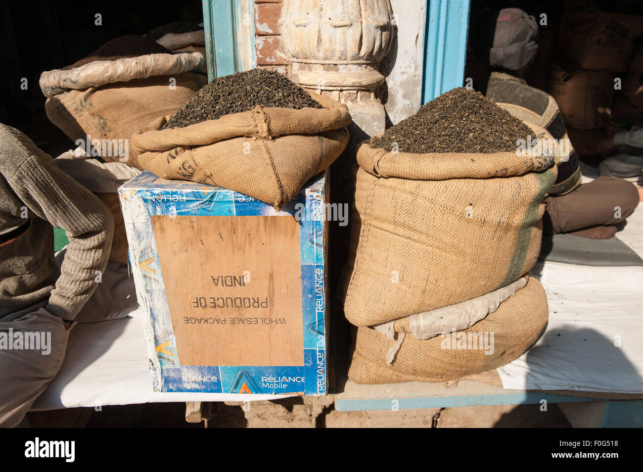 Amritsar, Punjab, en Inde. Vendeur de thé sur la rue près de le Temple d'or ; plateau en sacs de jute sur le dessus de coffres de thé traditionnelles marqué 'paquet de gros produire de l'Inde". Banque D'Images