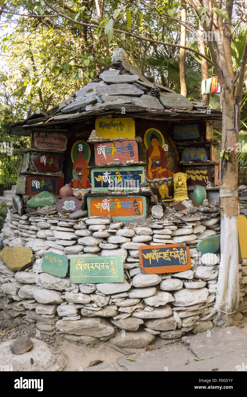 Dharamsala, Himachal Pradesh, Inde. Un sanctuaire bouddhiste dans l'enceinte de l'Institut tibétain Norbulingka. Banque D'Images