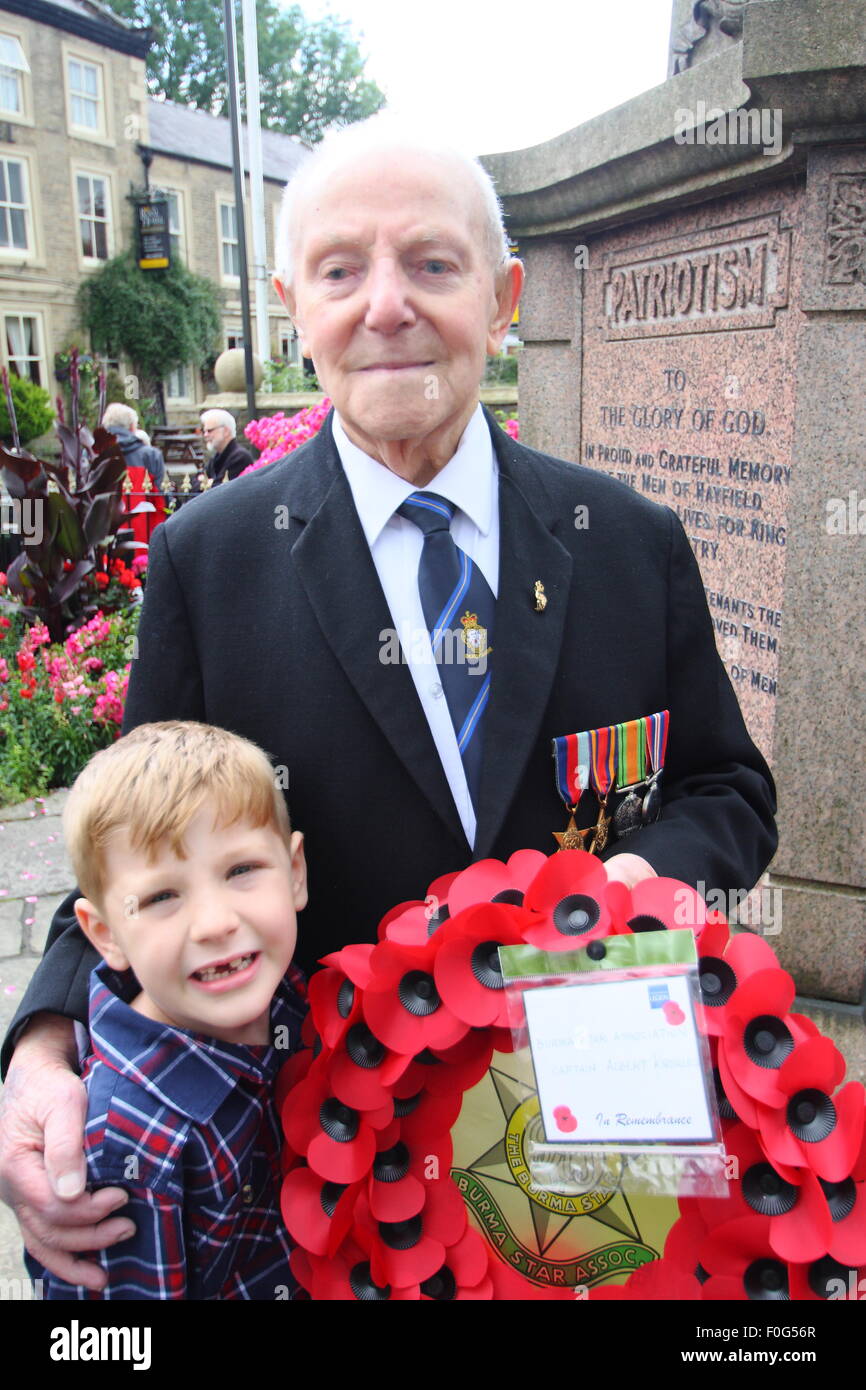 Le Hayfield, High Peak, Derbyshire, Royaume-Uni. 15 août 2015. Un ancien combattant de la Deuxième Guerre mondiale et Président de Hayfield Royal British Legion, Albert Knowles avec son plus jeune petit-fils, Cayden Knowles, 7, au 70e anniversaire du Jour de la victoire sur le service à Hayfield War Memorial. La Royal British Legion de 70 ans, Albert s'approche de son 100e anniversaire. L'Extrême-Orient ancien combattant servi en Birmanie, Malaisie, l'Inde et Singapour, atteignant le grade de capitaine. Il est devenu président de la Royal British Legion Hayfield Branch en 1950 et l'on pense être le plus ancien Président de succursale au Royaume-Uni. © Matthew Taylor Banque D'Images