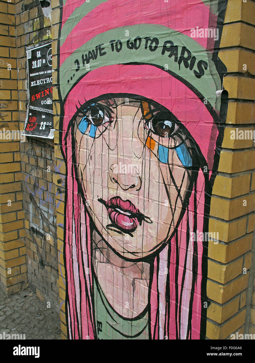 Girl Grafitti sur un mur de Berlin,Allemagne,art,rue - je dois aller à Paris en rose Banque D'Images