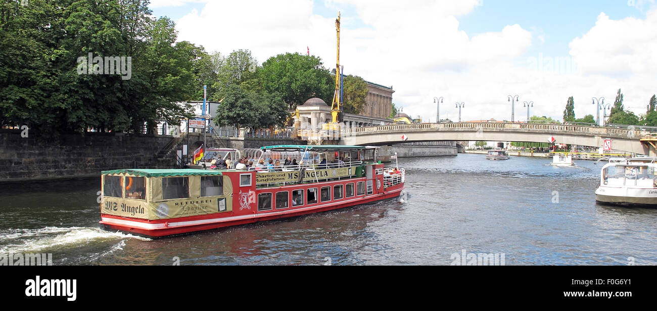 Navire de plaisance plaisance sur la rivière Spree, Berlin, Allemagne - Mme Angela Banque D'Images
