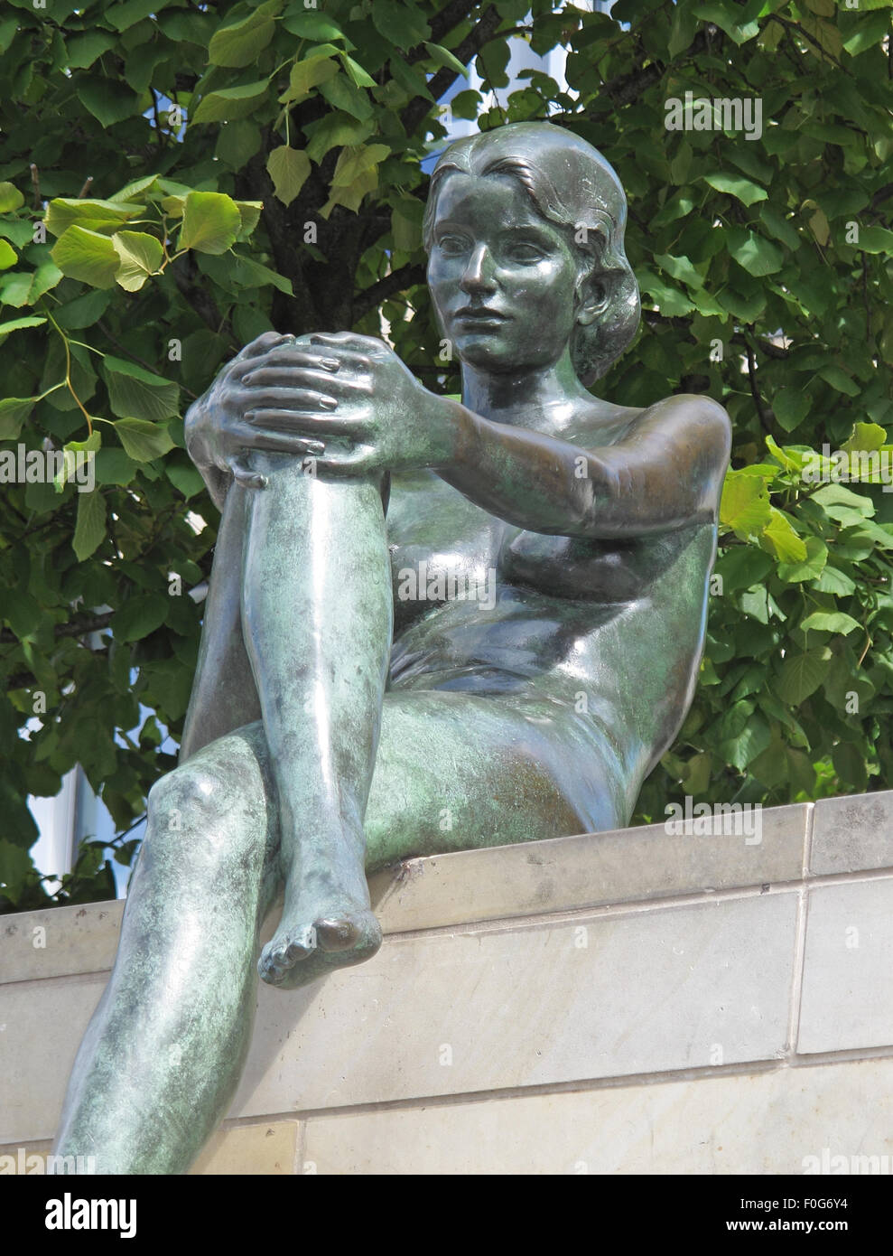 Trois filles et un garçon par Wilfried Fitzenreiter - Statue par la rivière Spree, Moabit, Berlin, Allemagne, Banque D'Images