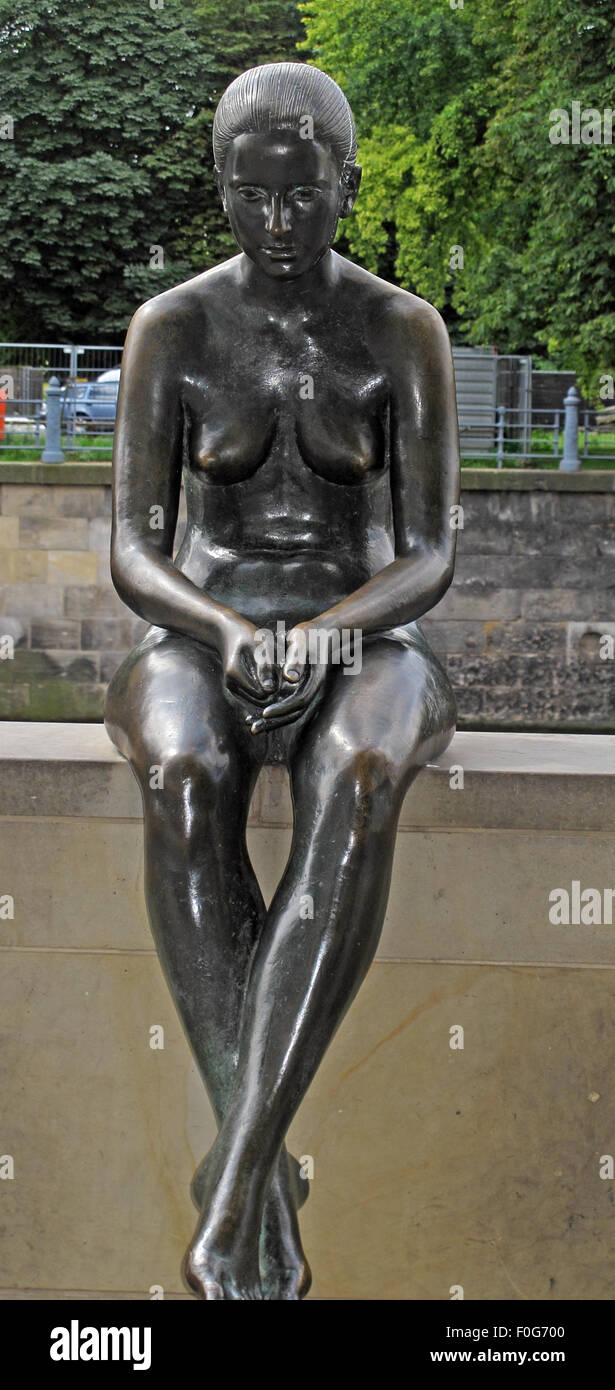 Trois filles et un garçon par Wilfried Fitzenreiter - Statue par la rivière Spree, Moabit, Berlin, Allemagne, en vue frontale Banque D'Images