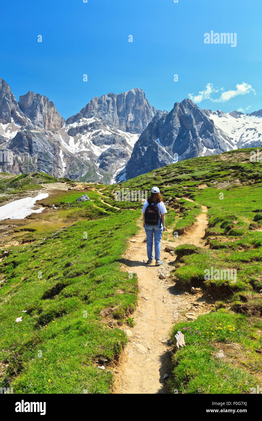 Female hiker marche sur sentier dans la vallée de la Flora alpina, Trentin, Italie Banque D'Images
