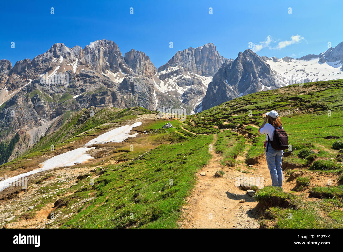 Randonneur sur sentier dans la vallée de Flora alpina, Trentino, en Italie. Arrière-plan sur le mont Marmolada Banque D'Images