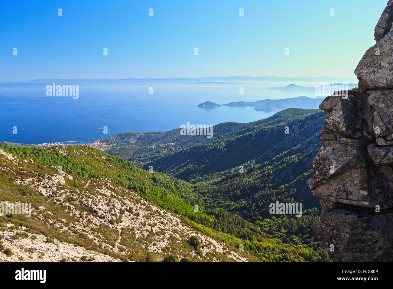 Aperçu de l'île d'Elbe depuis le Mont Capanne, Toscane, Italie Banque D'Images