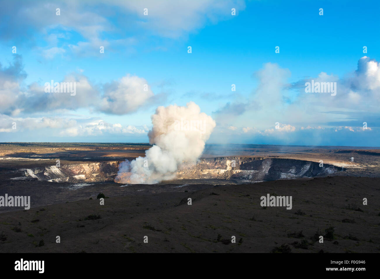 L'explosion du volcan Kilauea après un tremblement des rochers dans le déversement de la lave en fusion de l'évent actif au sein de la caldeira. Banque D'Images