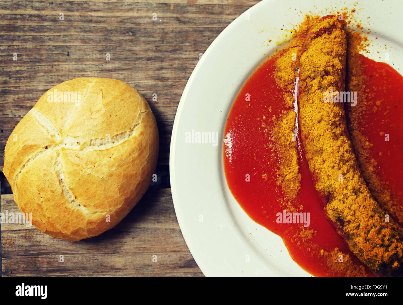 L'alimentation jardin bavarois, curry wurst avec pain blanc grunge sur table en bois Banque D'Images