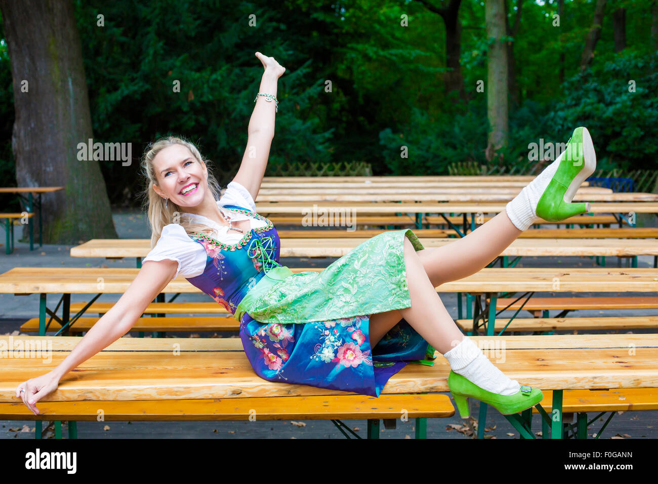 Blonde woman in dirndl in beer garden Banque D'Images