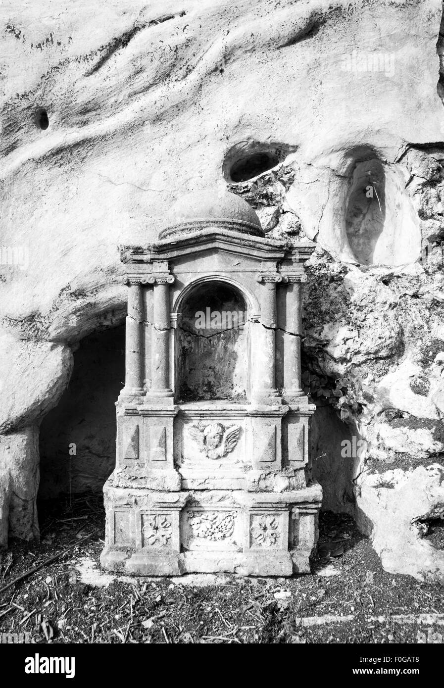 Fête votive temple sur un rebord de la paroi rocheuse. Banque D'Images