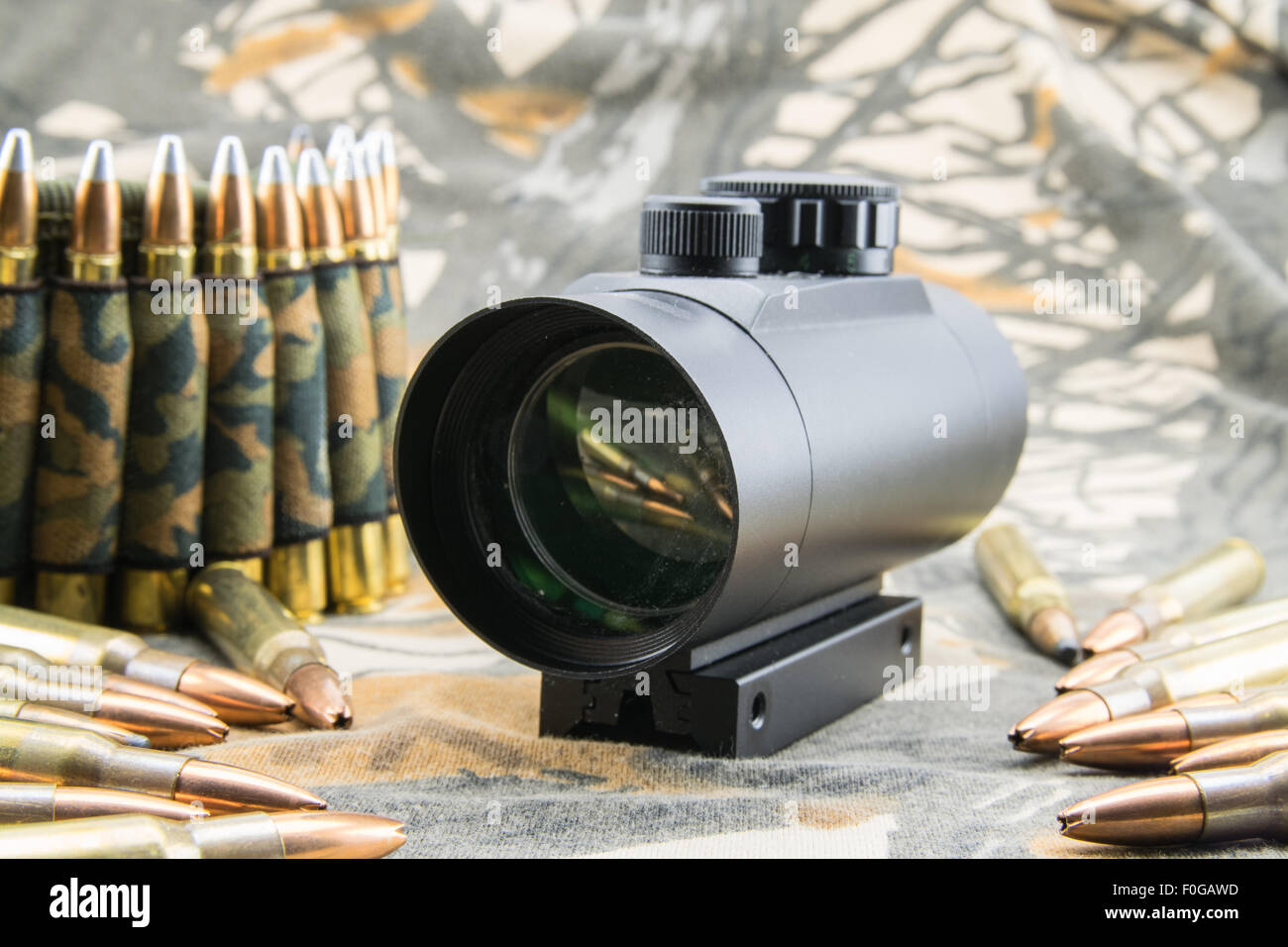 Composition avec des munitions de fusil et le red dot sight Banque D'Images