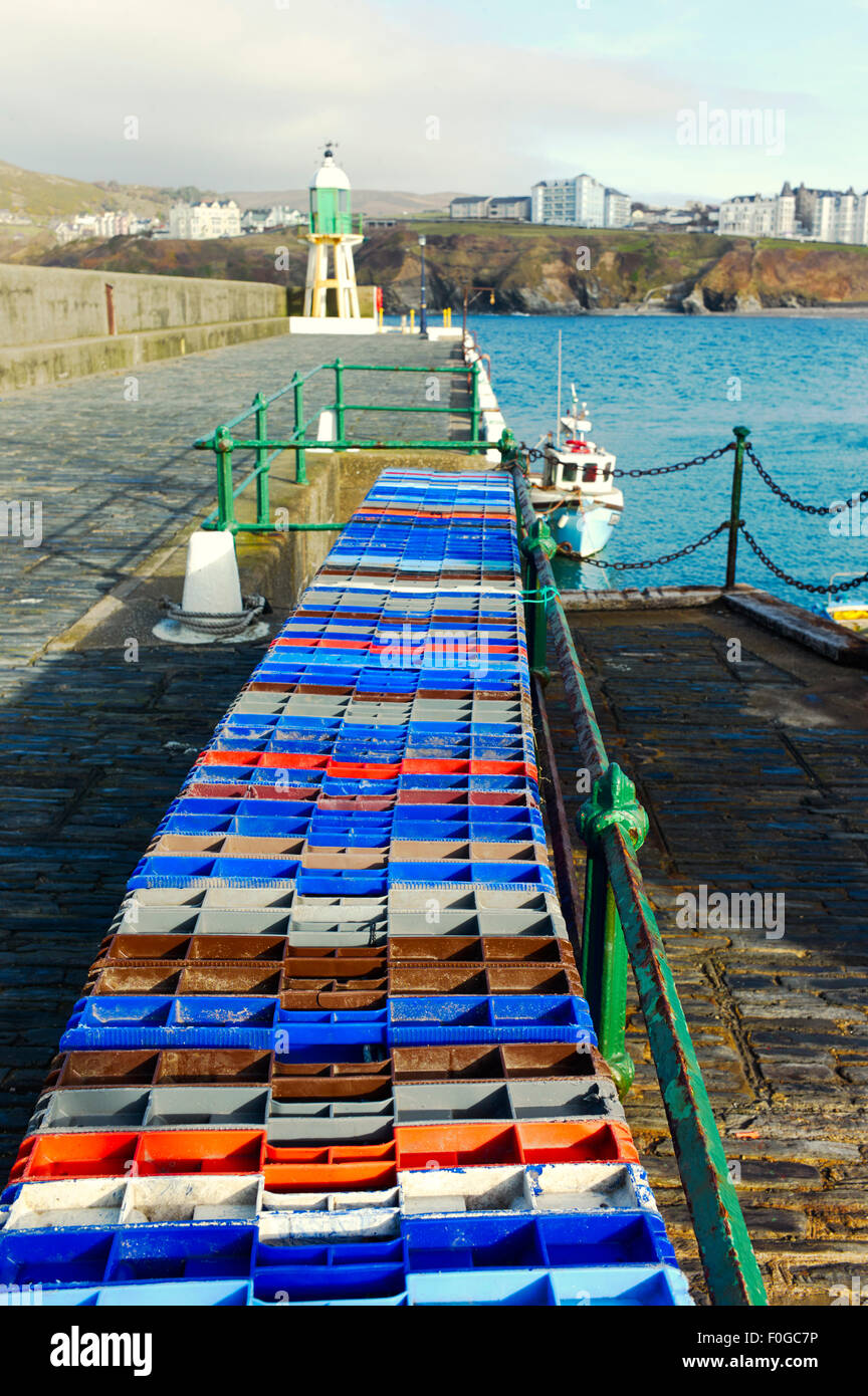 Boîtes de pêche dans une ligne sur le quai, Port Erin, Île de Man Banque D'Images