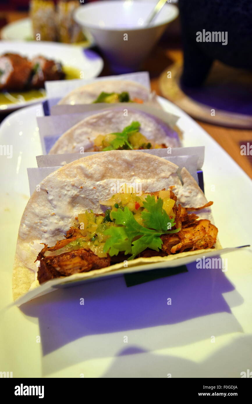 Tacos de poulet au restaurant mexicain Banque D'Images