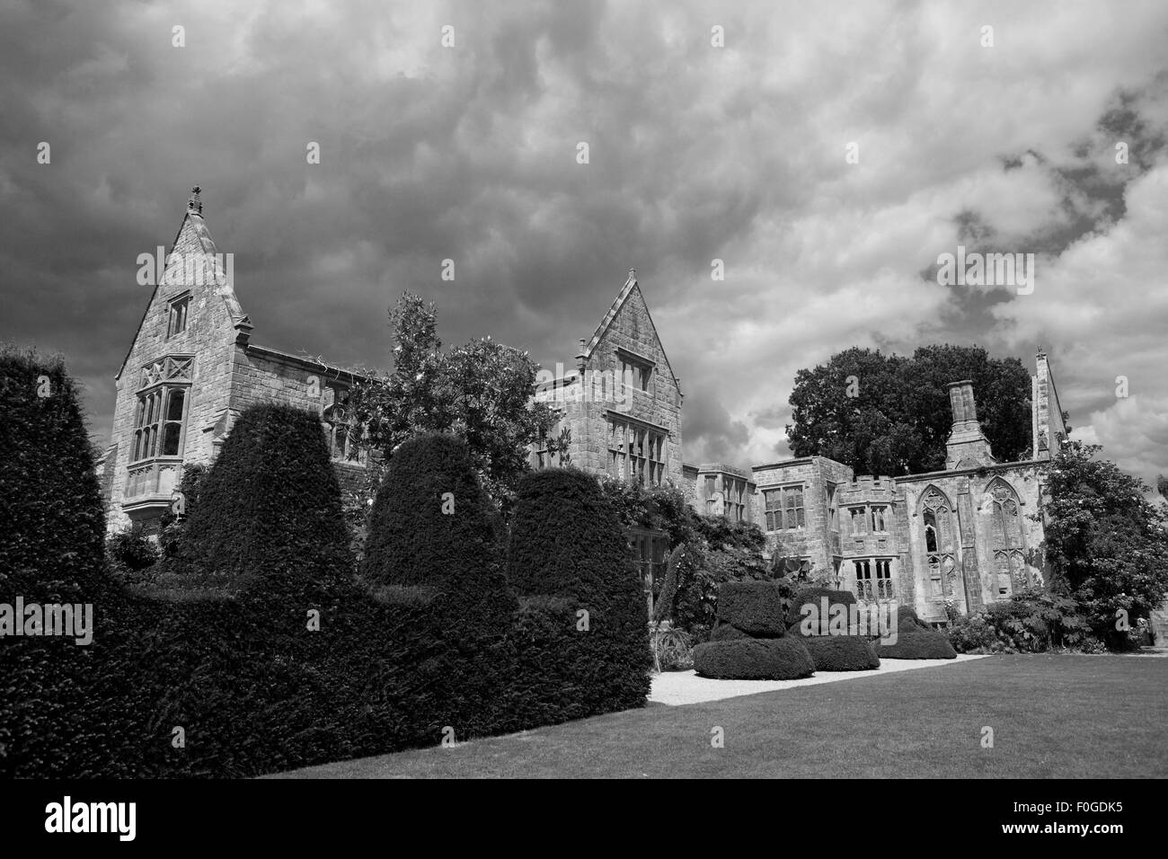 Nymans, Handcross, Haywards Heath, West Sussex, endommagé en 1947 par un incendie dans la maison, qui survit comme un jardin. Banque D'Images