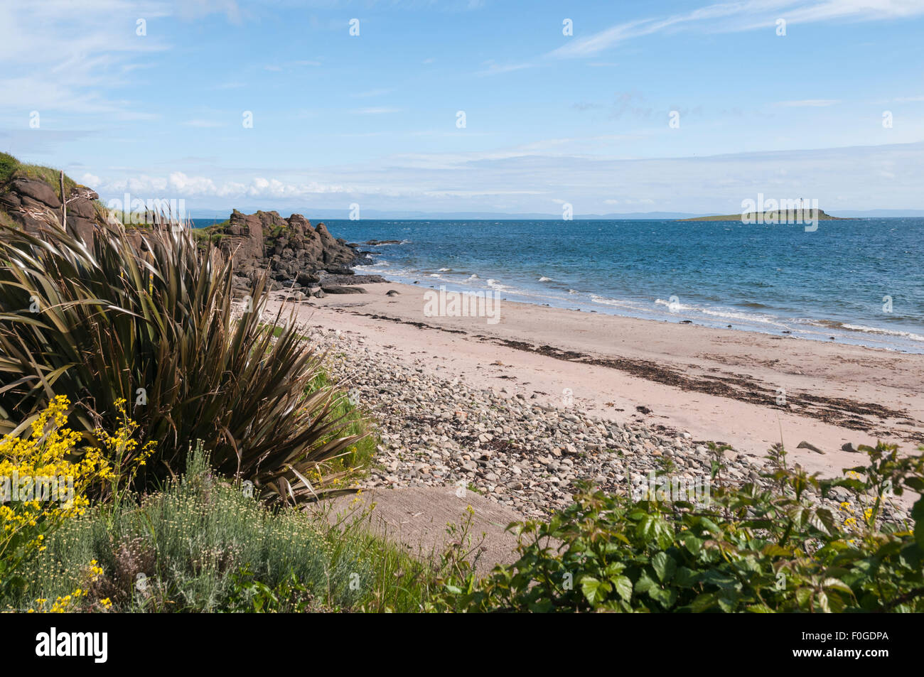 Le rivage à Kildonan, Isle of Arran, à la recherche, à la distance, au phare sur Pladda, Ecosse Banque D'Images