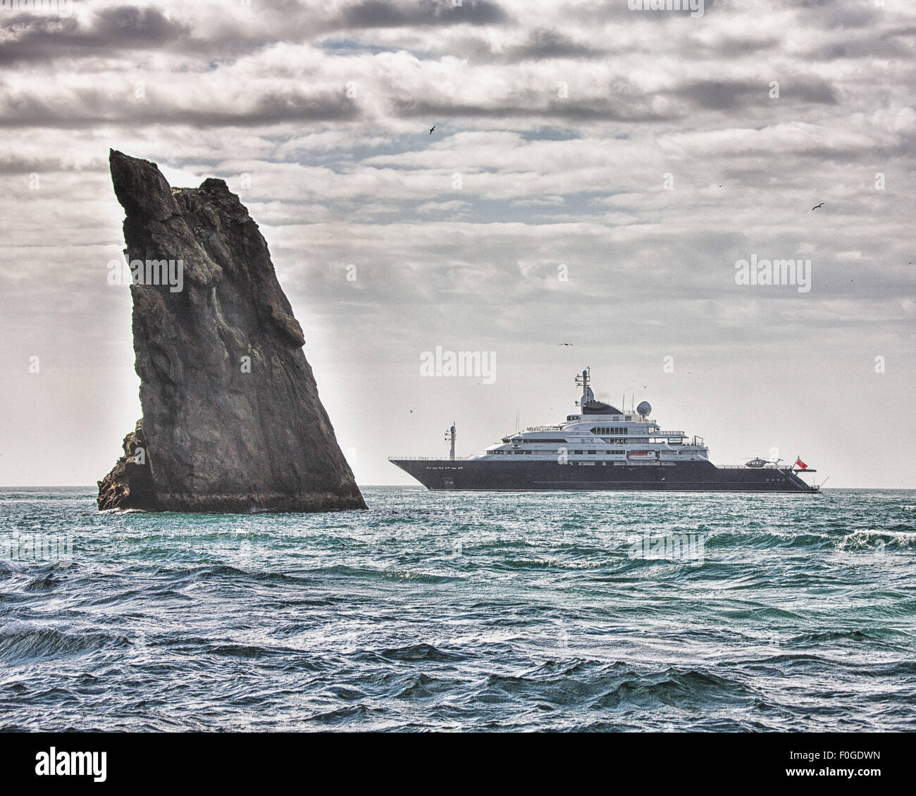 Heimaey, l'Islande. 3e août, 2015. Le poulpe, les 414 ft (126 m) mega-yacht administré par le milliardaire PAUL ALLEN, passe une île volcanique poussant hors de la mer au large de Heimaey et les Îles Westman sur la côte sud de l'Islande. Mieux connu comme le co-fondateur de Microsoft avec Bill Gates, Allen est un philanthrope américain, investisseur et un innovateur. À bord ont été Bill Gates et son épouse Melinda, fondateurs de la Bill & Melinda Gates Foundation, la plus importante fondation privée dans le monde. © Arnold Drapkin/ZUMA/Alamy Fil Live News Banque D'Images