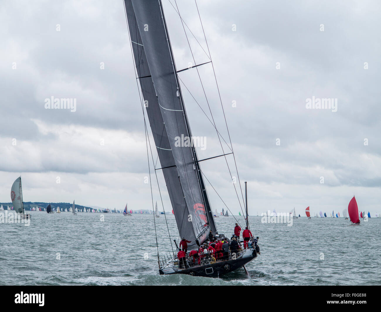 Cowes, île de Wight, au Royaume-Uni. 14 août 2015. Favori pour gagner la Fastnet Race 2015, trains Comanche à Cowes pour le début de l'e Banque D'Images