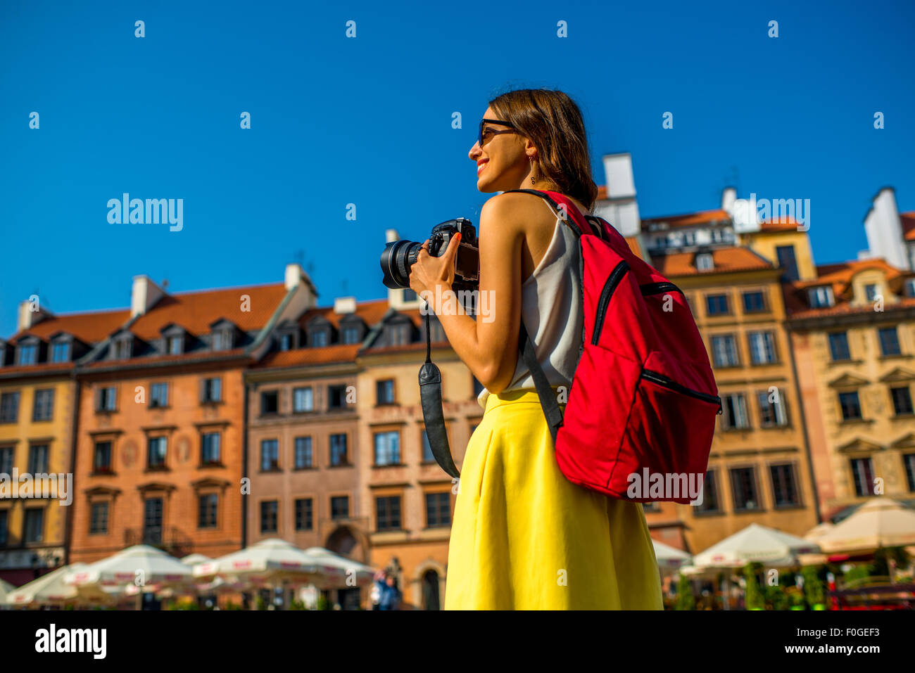 Voyageur femelle dans la vieille ville de Varsovie Banque D'Images