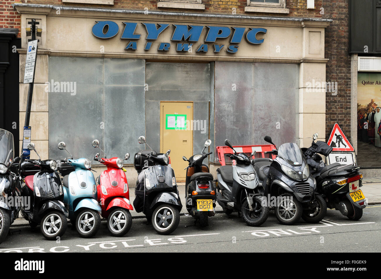 Cyclomoteurs stationné à l'extérieur de l'ancienne Olympic Airways Office, Londres, Angleterre, Royaume-Uni. Banque D'Images
