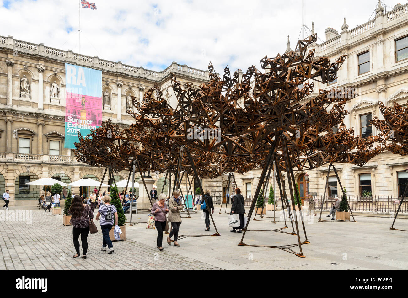 Une sculpture par Conrad Shawcross pommelé appelé la lumière du soleil dans la cour de la Royal Academy of Arts, Londres. Banque D'Images