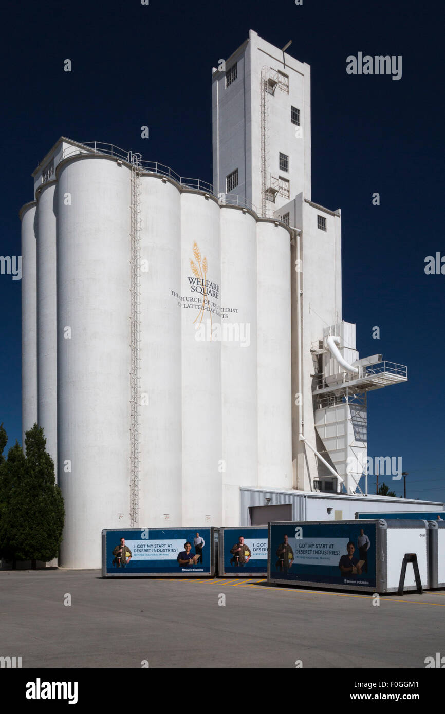 Salt Lake City, Utah - silos à grains store 300 000 boisseaux de blé à l'Église mormone Bien-être du complexe carré. Banque D'Images