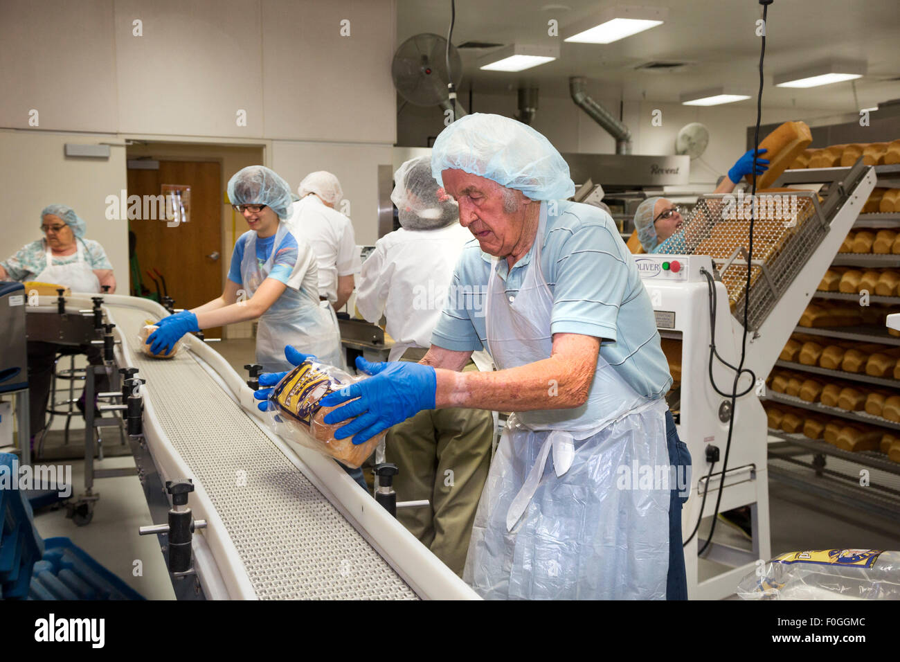 Salt Lake City, Utah - bénévoles travaillent dans la boulangerie à l'Église mormone Bien-être du complexe carré. Banque D'Images