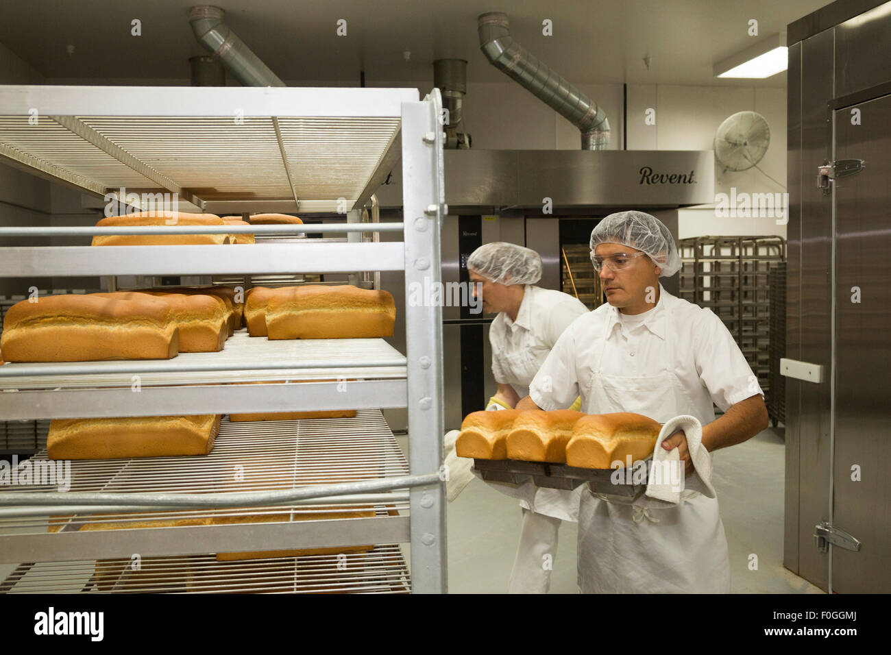 Salt Lake City, Utah - travailleurs mis sur pain frais des racks de refroidissement à l'Église mormone Bien-être du complexe carré. Banque D'Images