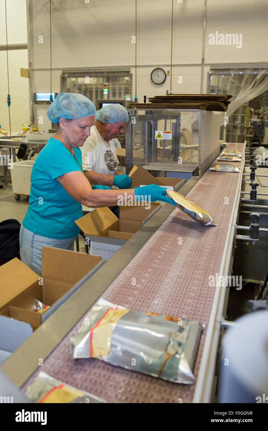 Salt Lake City, Utah - poudre de lait écrémé paquet volontaires dans l'industrie laitière à l'Église mormone Bien-être du complexe carré. Banque D'Images