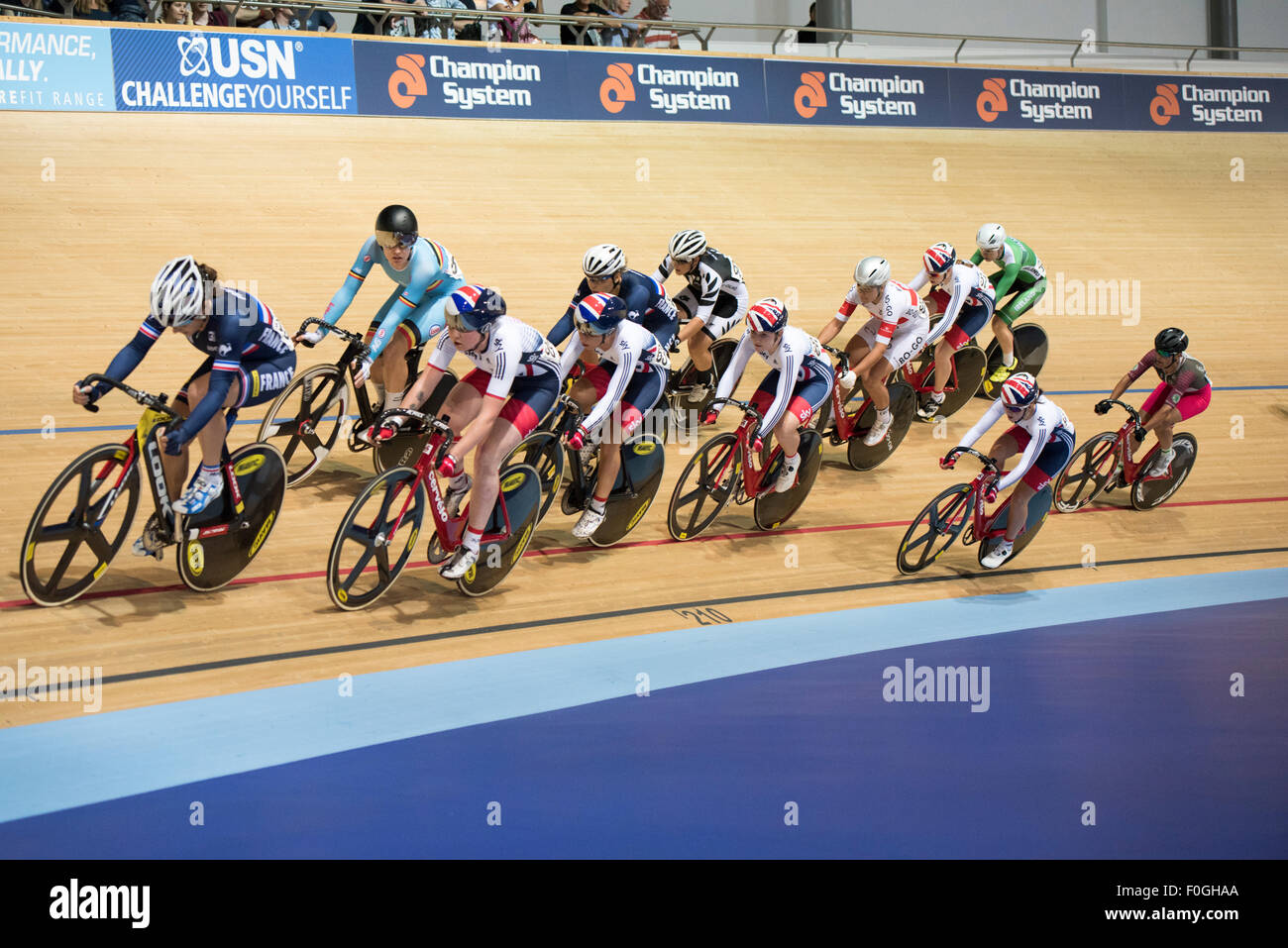 Les cyclistes en compétition dans l'élimination de la femme pendant la course omnium compétition à la série révolution au Derby, Derby, Royaume-Uni le 15 août 2015. La révolution est une série de courses sur piste, avec de nombreux des meilleurs du monde les cyclistes sur piste. Cet événement, qui se déroule sur 3 jours, du 14 au 16 août 2015, est un important événement pour la préparation des Jeux Olympiques de Rio 2016, permettant aux coureurs britanniques de marquer des points de qualification pour les Jeux. Banque D'Images