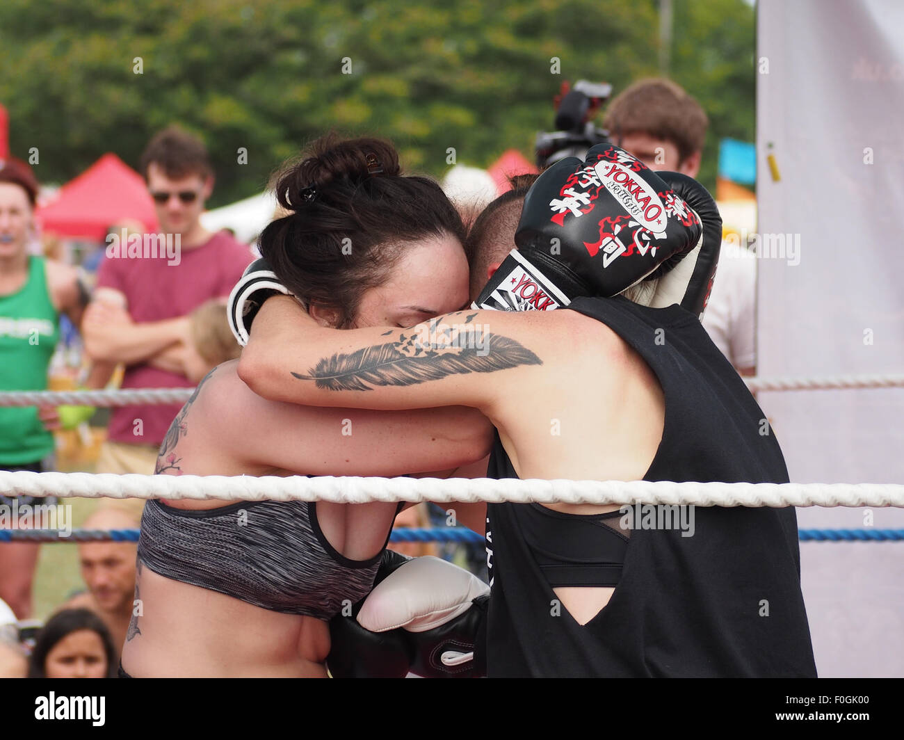 Les boxeurs de Muay Thai, combattant dans un anneau extérieur Banque D'Images