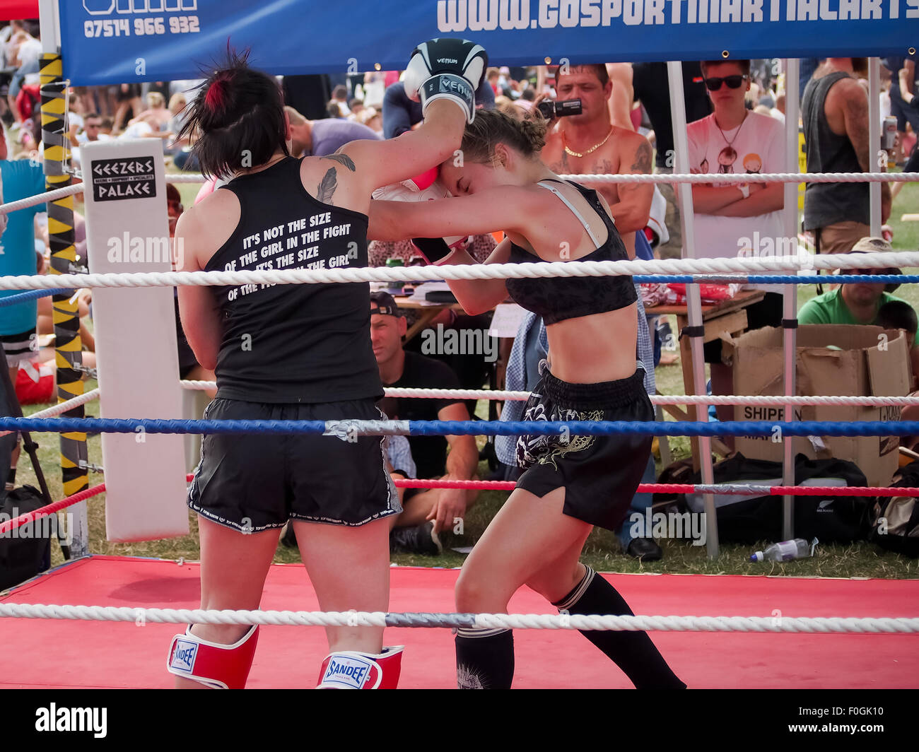 Les boxeurs de Muay Thai, combattant dans un anneau extérieur Banque D'Images