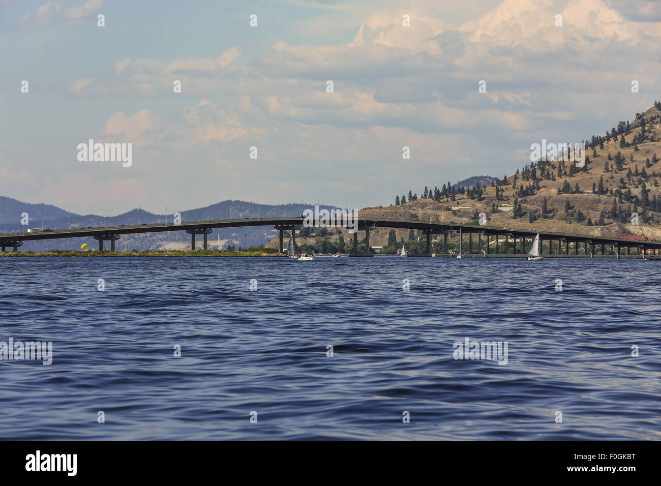 William R. Bennett Pont sur le lac Okanagan à Kelowna, Canada prises à partir de la voile sur le lac. Banque D'Images