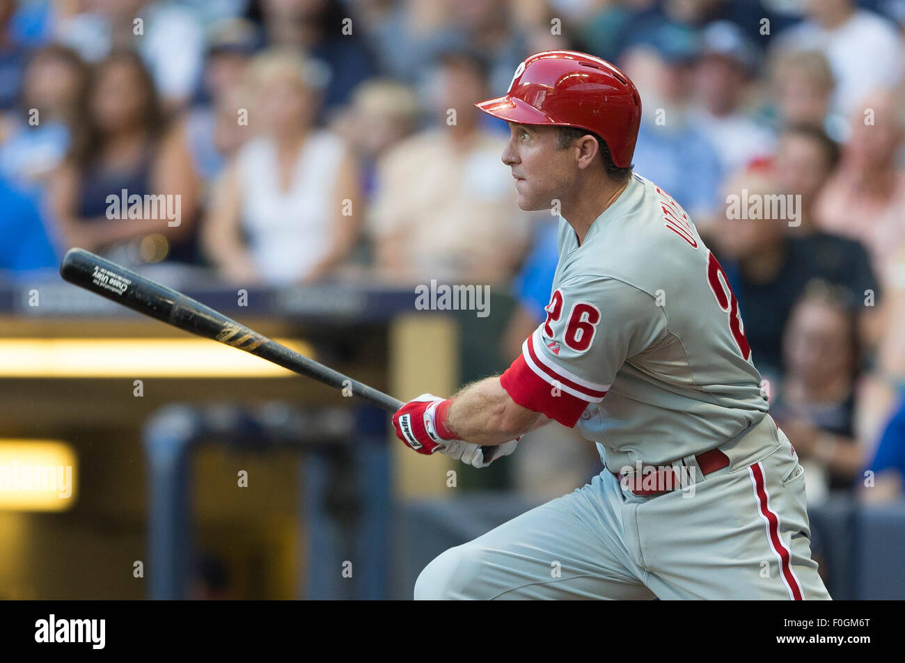 Milwaukee, WI, USA. Août 15, 2015. Le deuxième but des Phillies de Philadelphie Chase Utley # 26 perruque de champ droit dans la troisième manche du match entre la Ligue Majeure de Baseball avec les Brewers de Milwaukee et les Phillies de Philadelphie au Miller Park de Milwaukee, WI. Credit : Cal Sport Media/Alamy Live News Banque D'Images