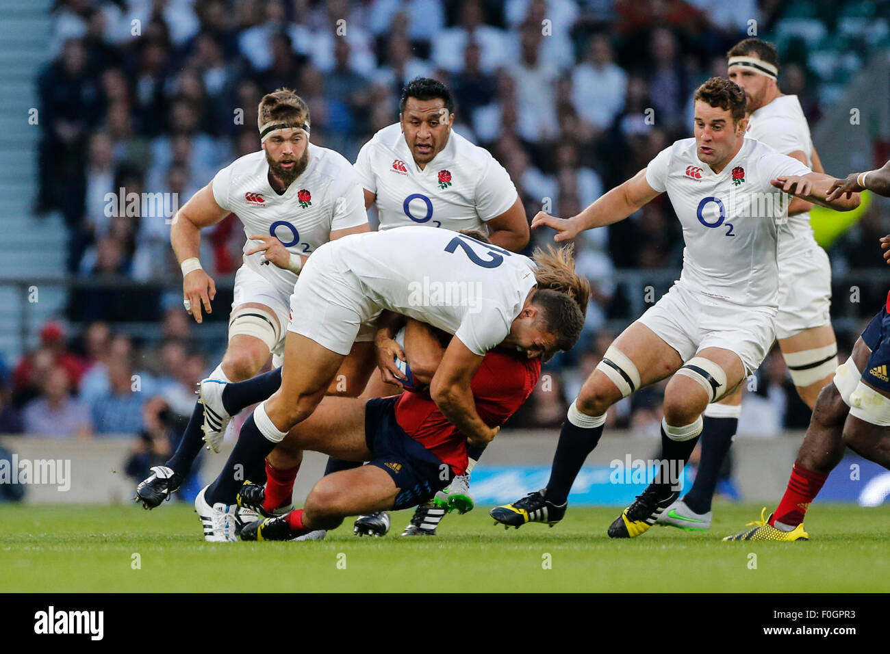 London, UK. Août 15, 2015. Réchauffer la Coupe du Monde de Rugby. L'Angleterre contre la France. Dimitri Szarzewski de France est abordé par Sam Burgess, de l'Angleterre. Score final : Angleterre 19-14 France. Credit : Action Plus Sport/Alamy Live News Banque D'Images