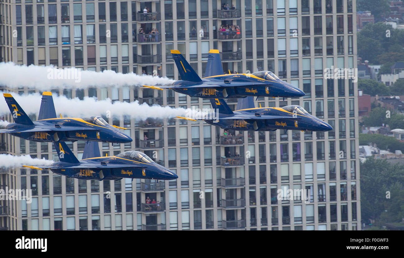 Chicago, Illinois, USA. Août 15, 2015. Chicago, Illinois, États-Unis - U.S. Navy Blue Angels de l'Escadron de démonstration en vol d'effectuer à la Chicago 2015 Air & Water Show à Chicago, IL. © csm/Alamy Live News Banque D'Images