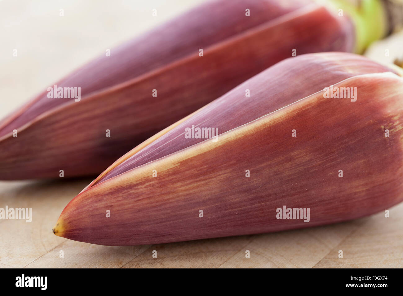 Crayons ou banane coeur photographié sur une surface en bois avec fenêtre la lumière. Banque D'Images