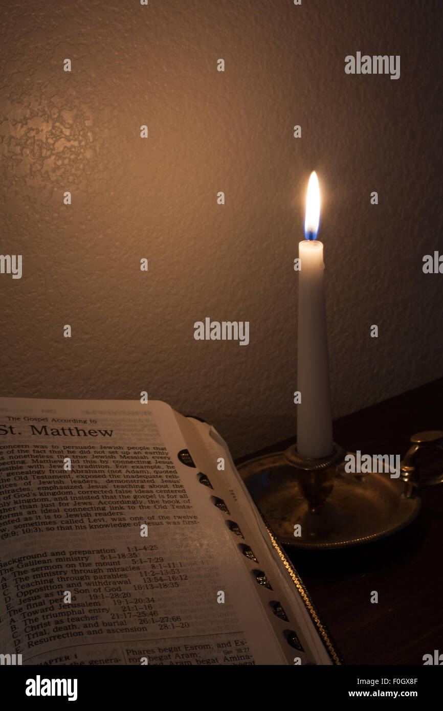 Bible Ouverte Avec Une Bougie Photo Stock Alamy Bible Ouverte Avec Une Bougie Photo Stock Alamy