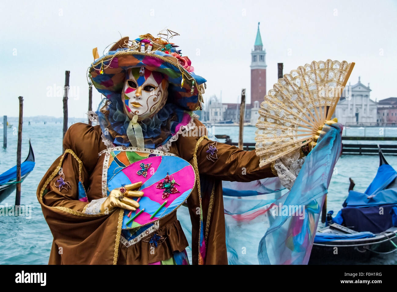 Personne non identifiée avec masque de carnaval de Venise à Venise, Italie. Banque D'Images