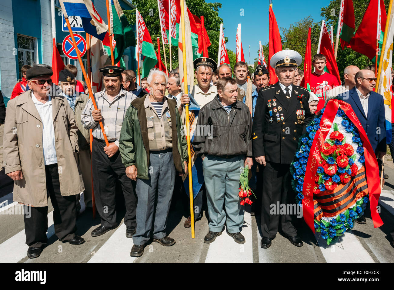 Dobrush région de Gomel (Bélarus), - le 9 mai 2014 : biélorusse non identifiés d'anciens combattants défilent tiennent des couronnes et des drapeaux de la G Banque D'Images