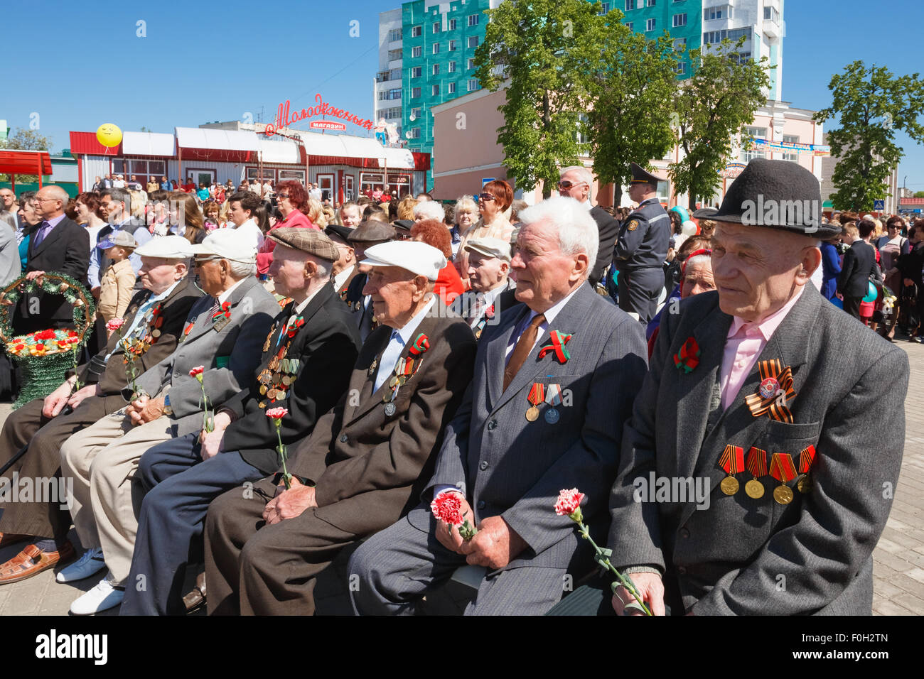 Dobrush région de Gomel (Bélarus), - le 9 mai 2014 : les agents non identifiés au cours de la célébration du Jour de la victoire. Banque D'Images