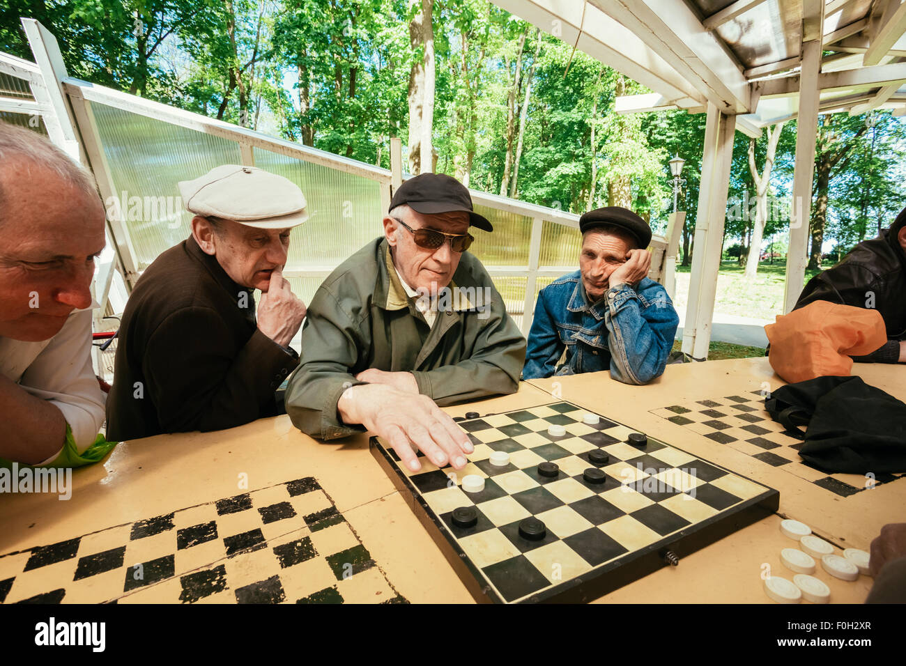 Biélorussie, MINSK - 9 mai 2014 : les retraités actifs, de vieux amis et de temps libre, les hommes s'amusant et en jouant aux échecs à city Banque D'Images